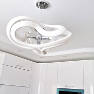 Натяжной потолок белый матовый с люстрой на кухне