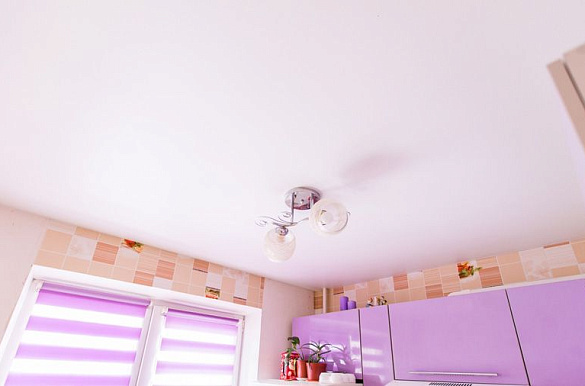 Матовый белый потолок натяжной на кухню с люстрой